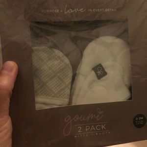 Goumi 0-3 months knit mittens and booties in creme